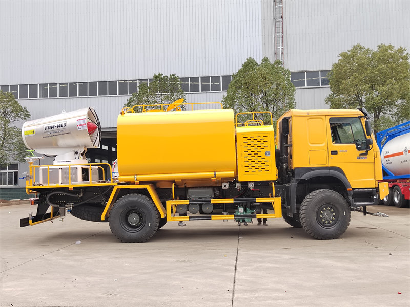 HOWO 4×4 off-road water sprinkler truck