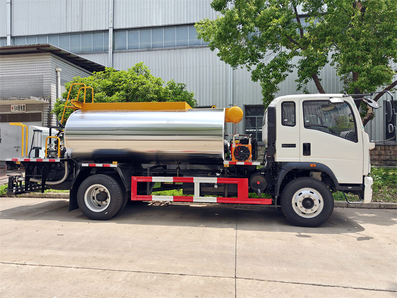  Howo light-duty asphalt distributor truck