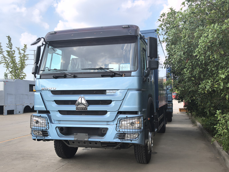 HOWO 4×2 cargo box van truck
