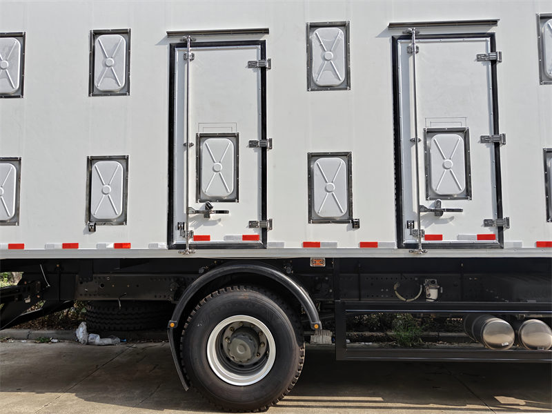 Howo 4x4 freezer van