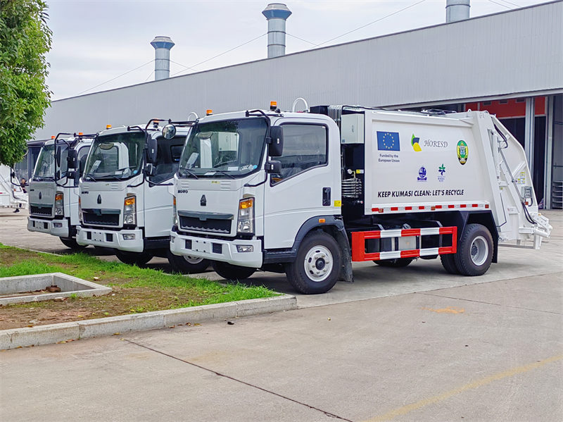 HOWO 6cbm rear loader truck