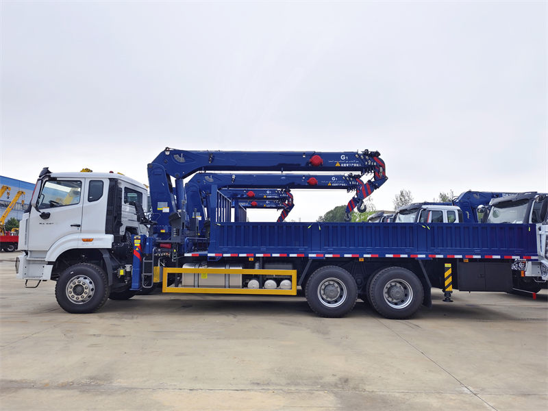 Howo 6x4 boom truck with 20T crane