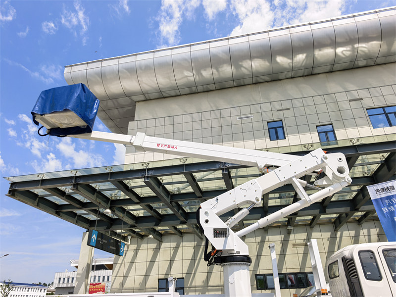 Sinotruk insulated boom aerial work platforms truck